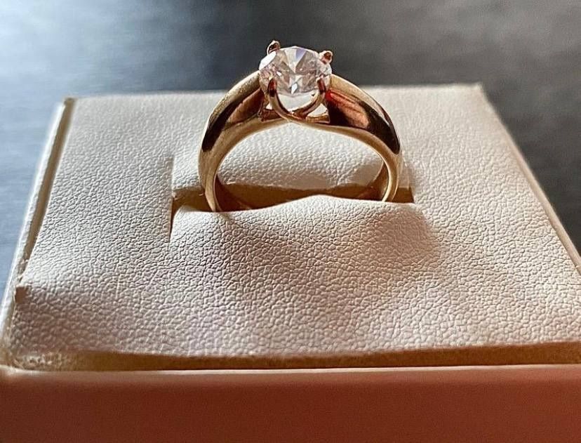 Кольцо золотое помолвочное