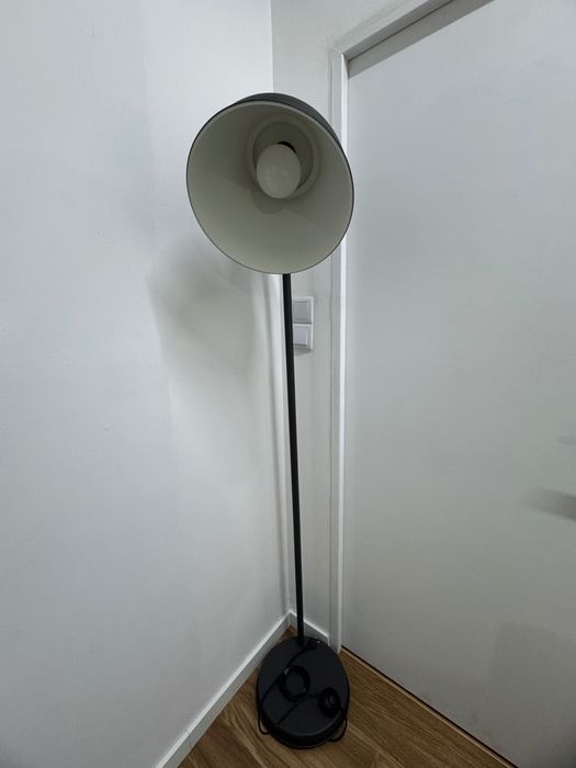 Candeeiro de pé em metal