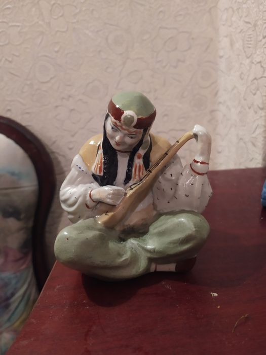 Статуэтка Казашка с дударой