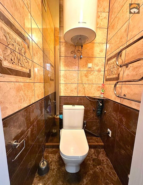 Продається 2-х кімнатна сталінка в Центрі  "Будинок зі Шпилем"