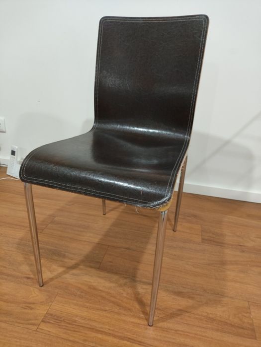 Cadeira em madeira, forrada a pele, pés em inox