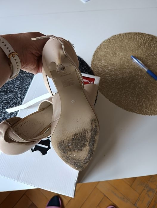 Szpilki , skóra nude