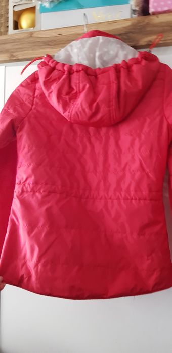 Little Sun czerwona lekka kurtka z odpinanym kapturem regulacja w pasi