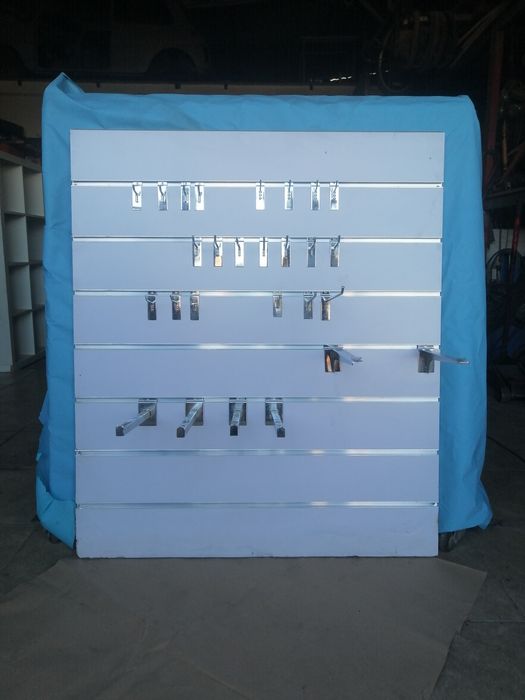 Expositor de paredes com vários tipos de pendurados 2,80×0,95×1,30