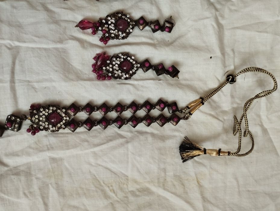 Біжутерія . Два кулони .Два намиста