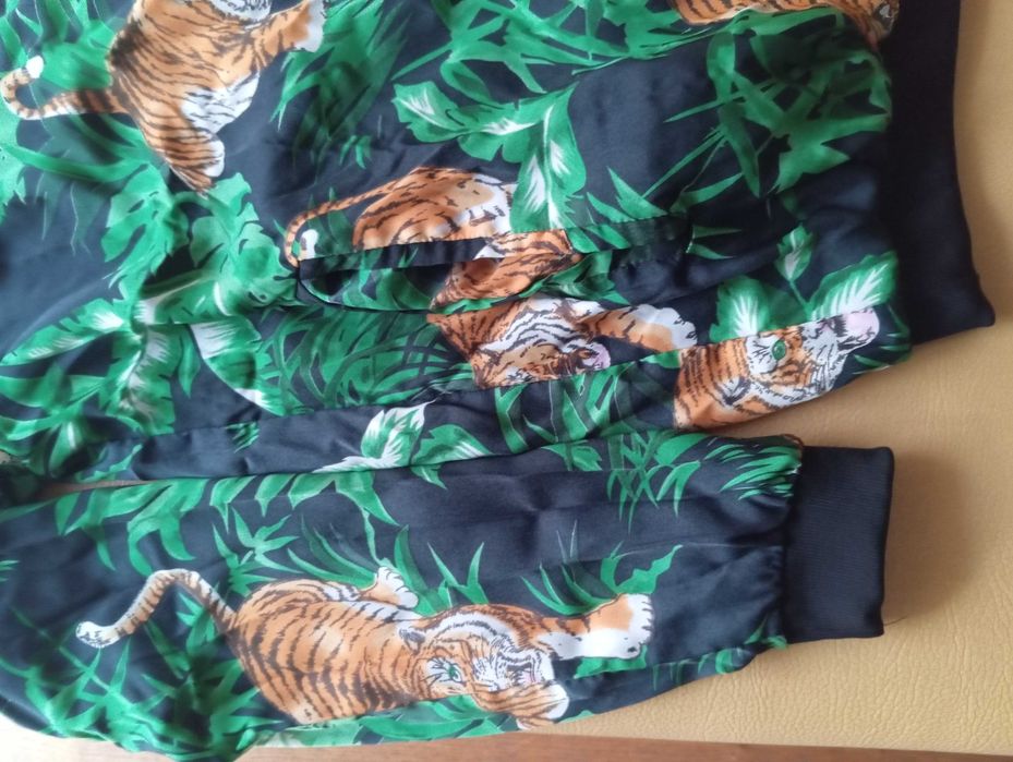 Casaco Pull & Bear para mulher, bastante jovem