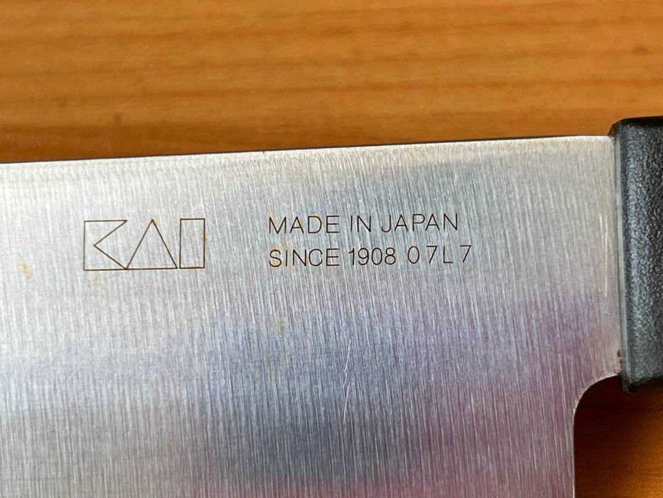 Кухонный японский нож Сантоку KAI Sekimagoroky Wakatake