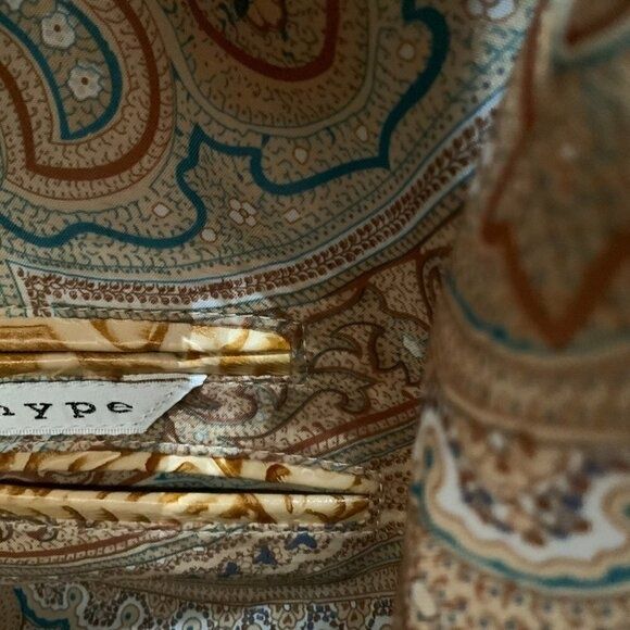 НОВА шкіряна сумка HYPE з тисненням у квітковому принті золотистого ко