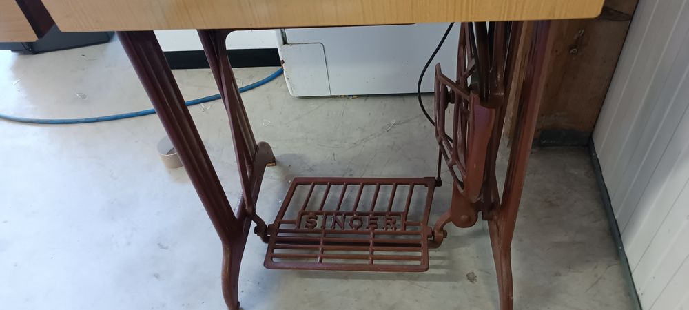 Máquina costura antiga , tem mais 100 anos