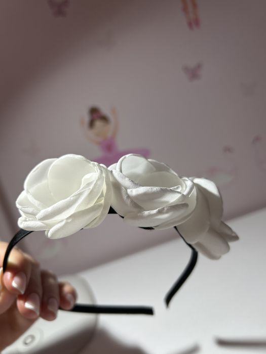 Чорний обруч з білими квіточками,вдягнений 1 раз, дуже модний!