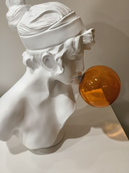 Estátua Decorativa Moderna com Bola Dourada – Peça de Design Premium