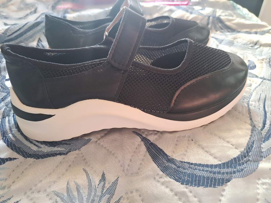 Легке  гарне взуття