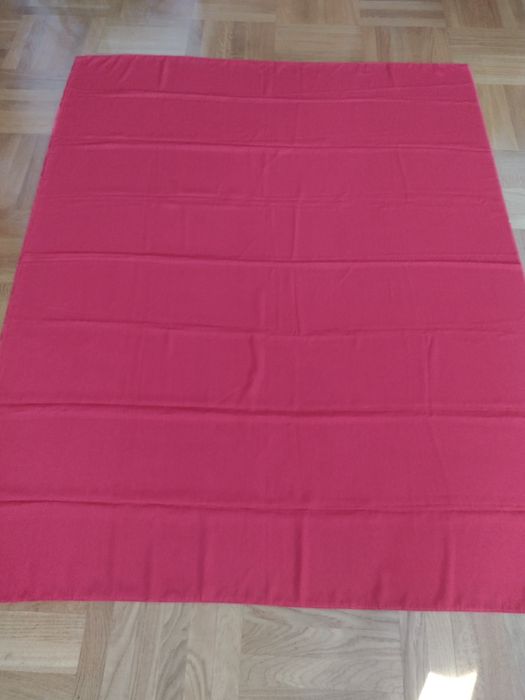 Materiał  czerwony wym. 142 cm / 114 cm