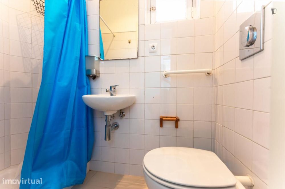 Quarto - localizado em Montes Claros Coimbra