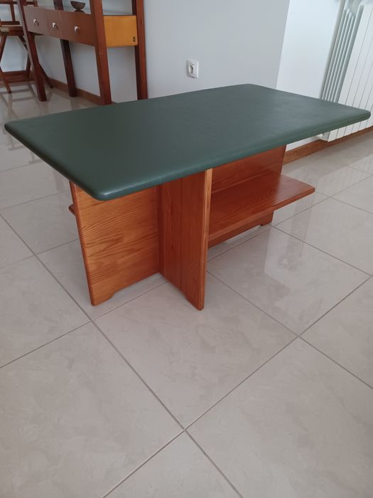 Mesa de madeira com tampo forrado