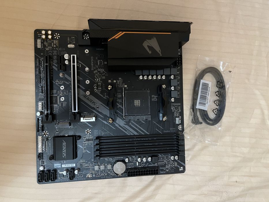 Материнська плата gigabyte aorus