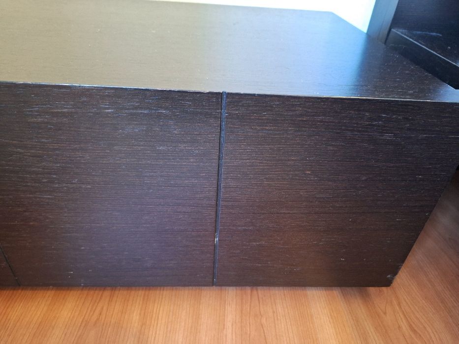 Cama e duas mesas de cabeceira