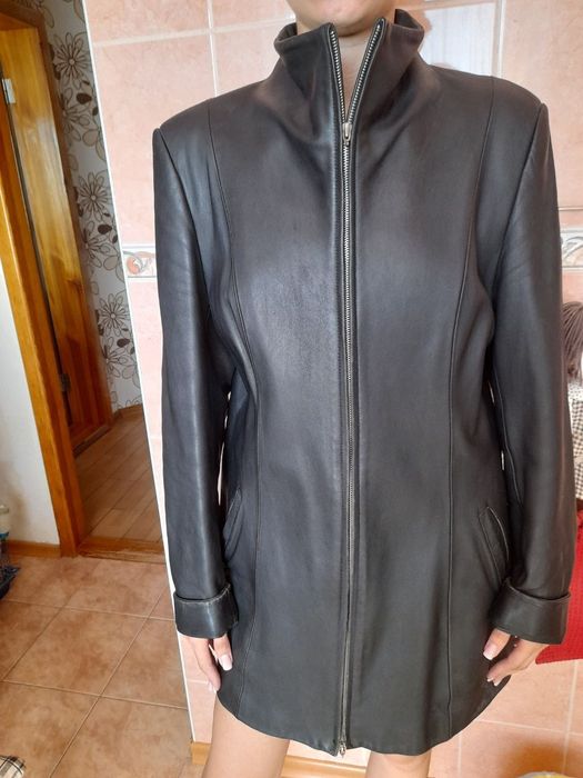 Чорна шкіряна куртка