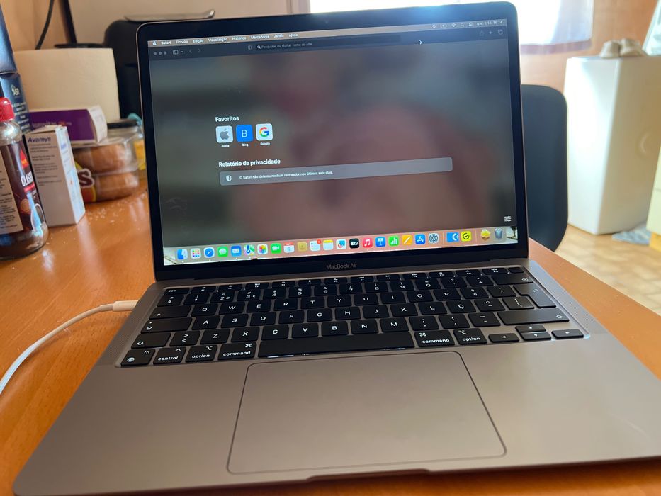 MacBook Air with 8 GB Unified Memory64730205034755121