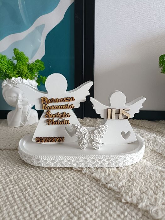 Komunia aniołki prezent od chrzestnych babci dziadka figurki dekoracje