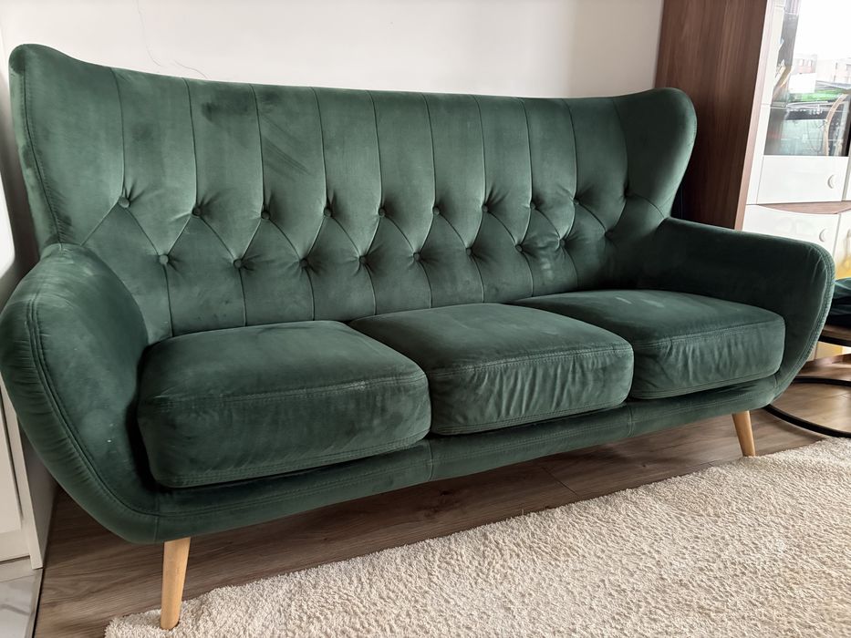 Zielona sofa welurowa