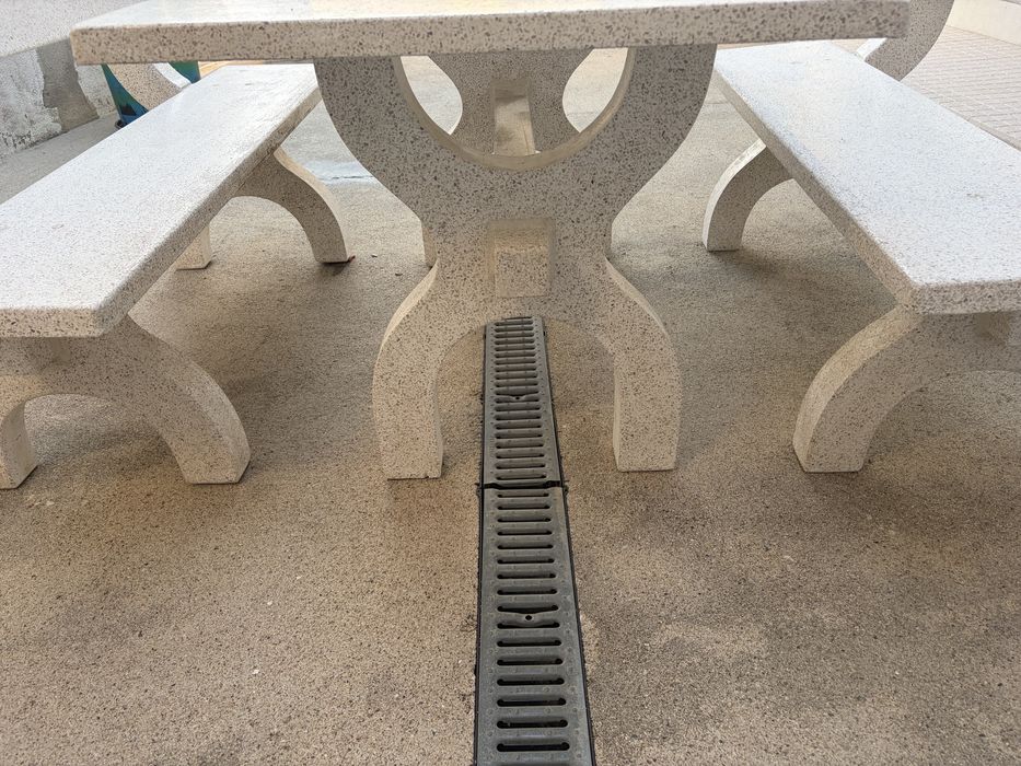 Mesa de pedra com bancos