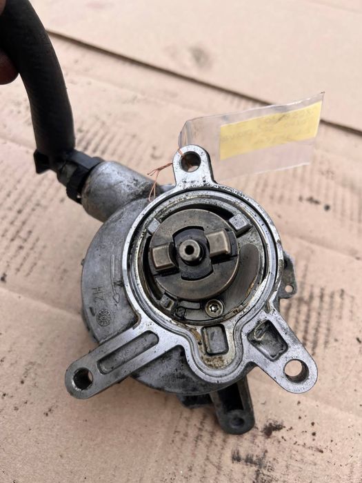 Вакуумний насос Volvo S60 S80 V70 2.4 08658230