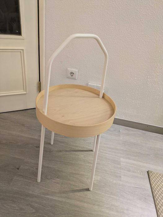 Mesa de apoio branca e madeira