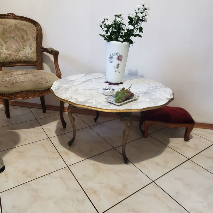 Stolik kawowy z  białego  marmuru