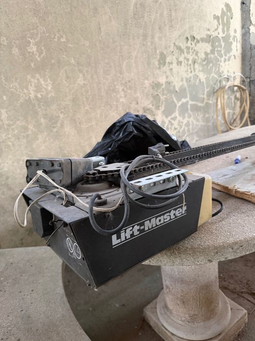 Portão com porta de serviço e motor de garagem