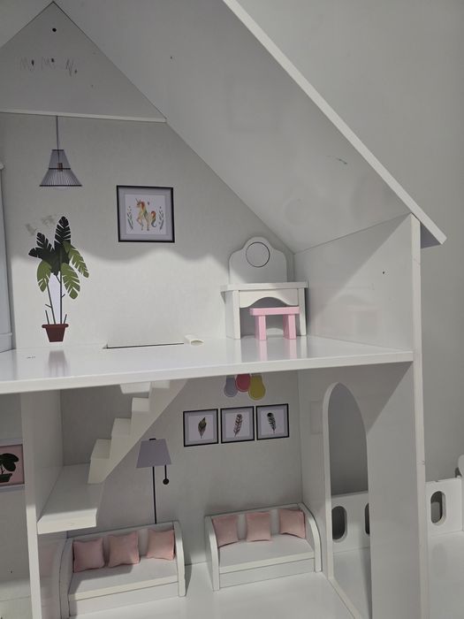 Duży drewniany domek dla lalek