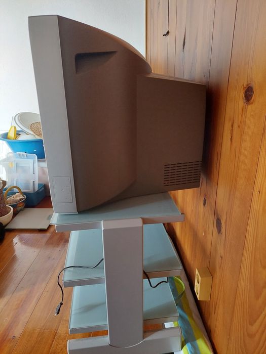 TV Philips (modelo 32PW8807/12) + Móvel incluído