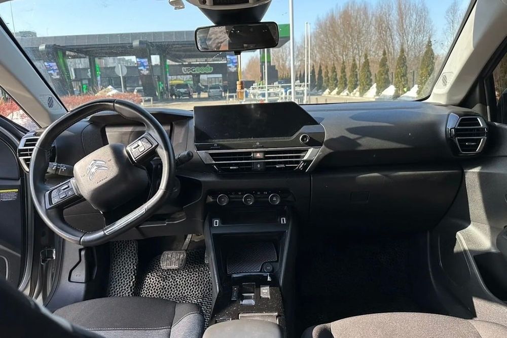 Машина Citroen C4 2021 року