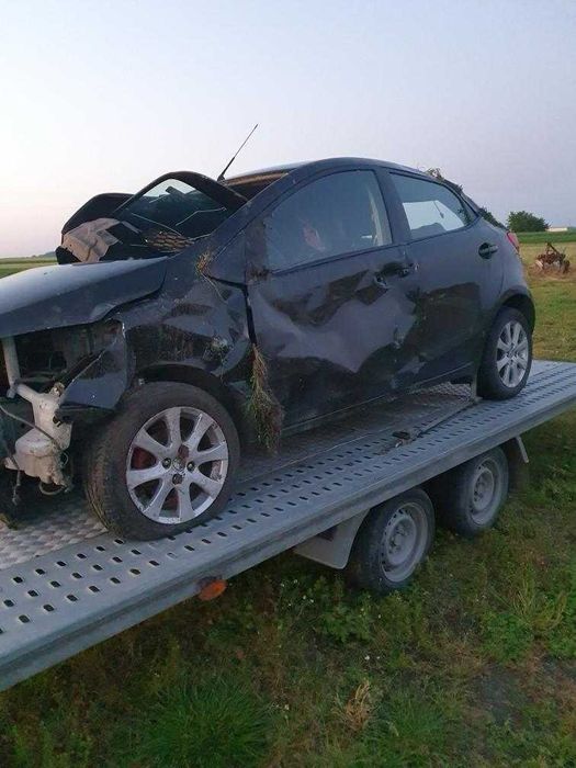 Mazda II 1.3 benzyna 16V 55kW, 5 drzwi kolor czarny, hak,  na części