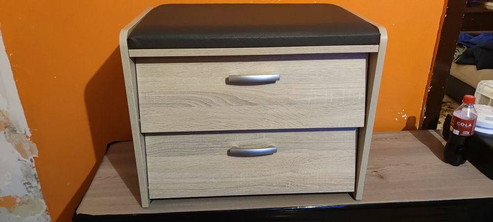 Szafka na buty z wyściełanym siedziskiem i dwiema pułkami na  buty