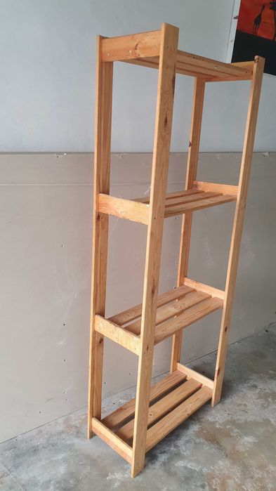 Estante de madeira