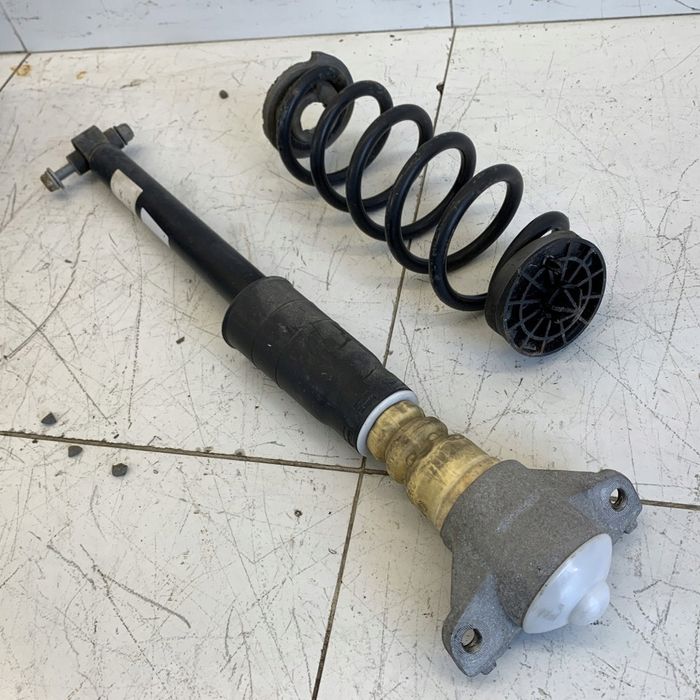 Zwrotnica Tył Prawa Zawieszenie Wahacze Zacisk Tarcza Audi A4 B9 A5 8W