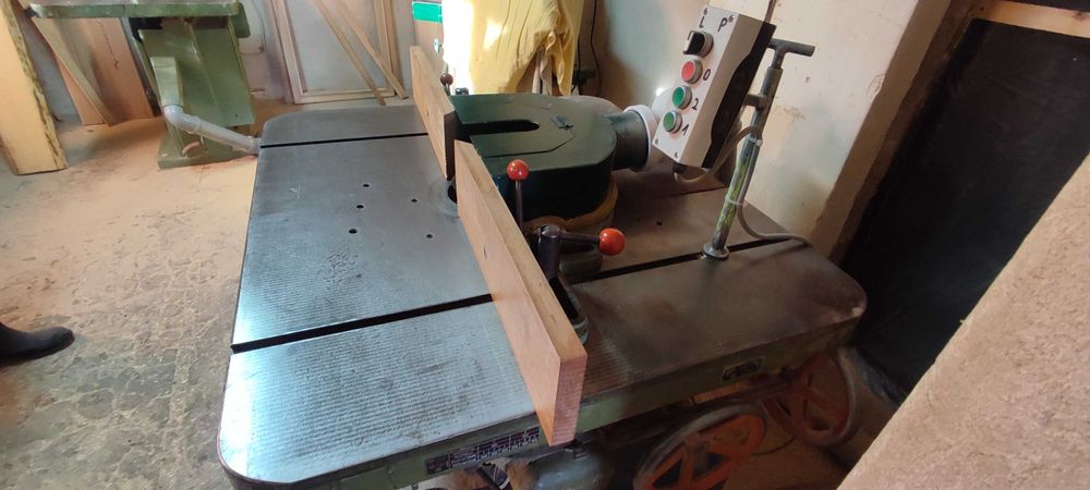 Frezarka dolnowrzecionowa