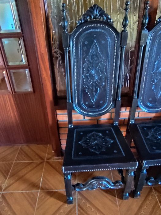 8 Cadeiras sala de jantar em couro