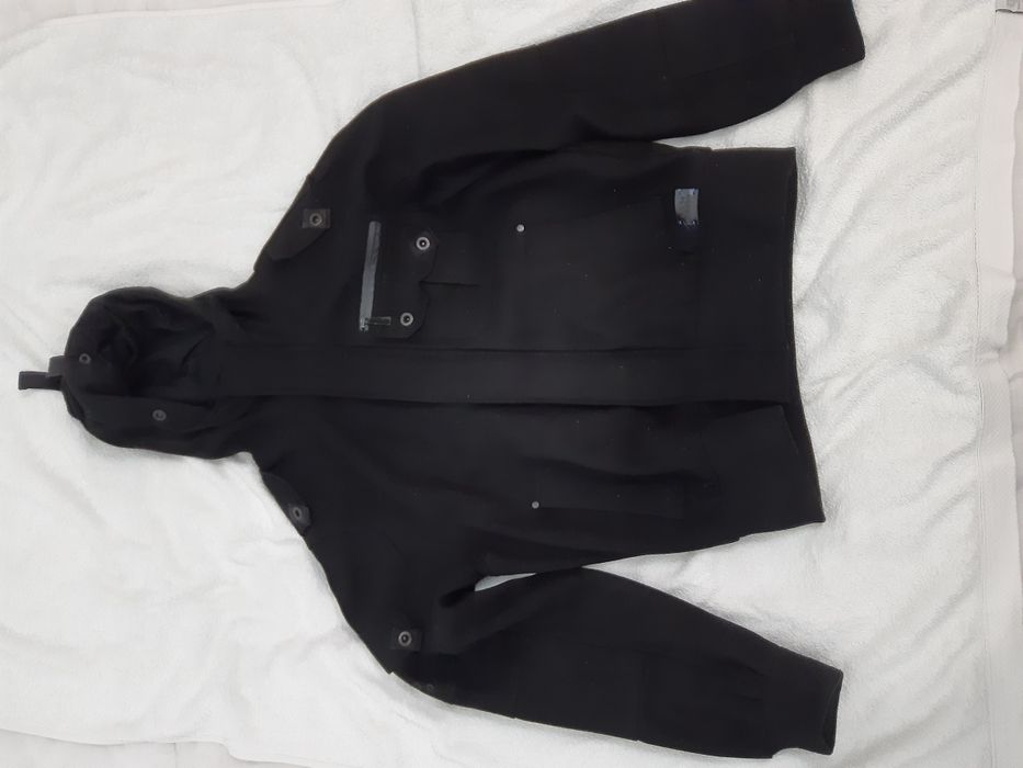 Casaco preto com capuz