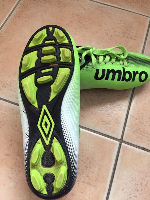 Chuteiras Umbro como novas número 37.
