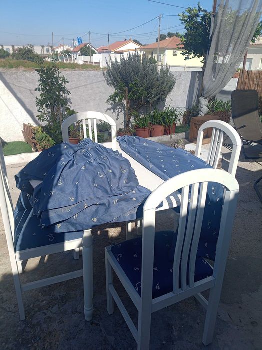 Mesa e quatro cadeiras em madeira maciça lacadas a branco + conjunto de dois cortinados e sanefa