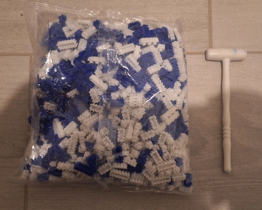 Blocos de Construção Azuis e Brancos com Martelo