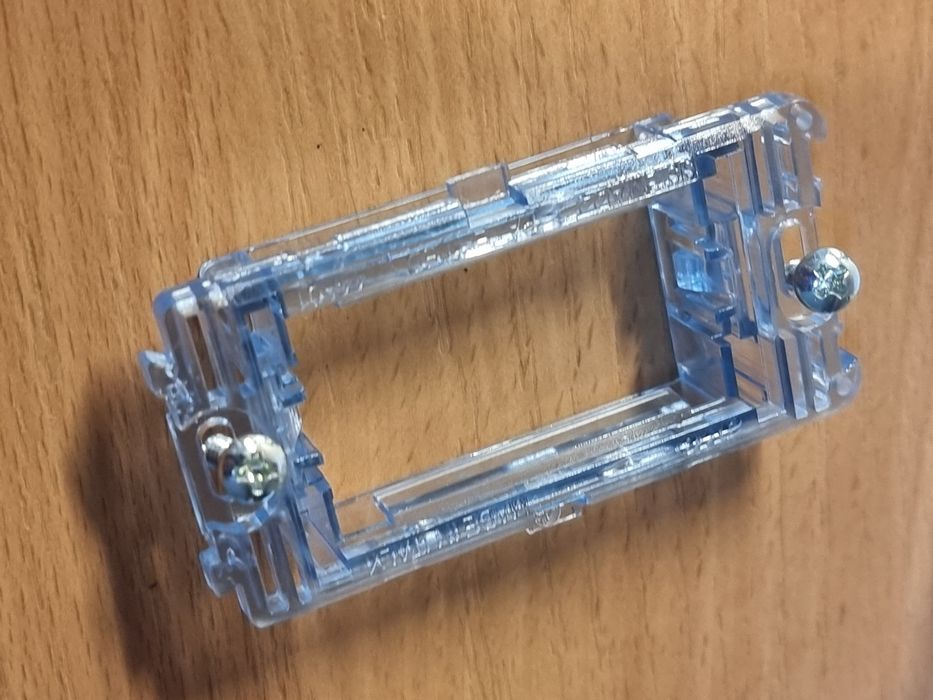 Włącznik jednobiegunowy wąski biały plastikowy 1M AVE