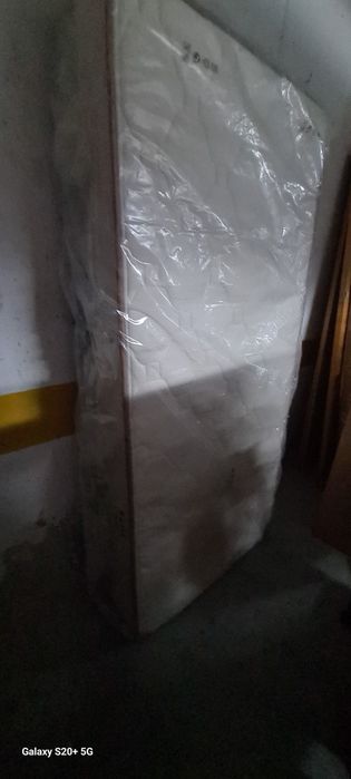 Colchão de solteiro com estrado