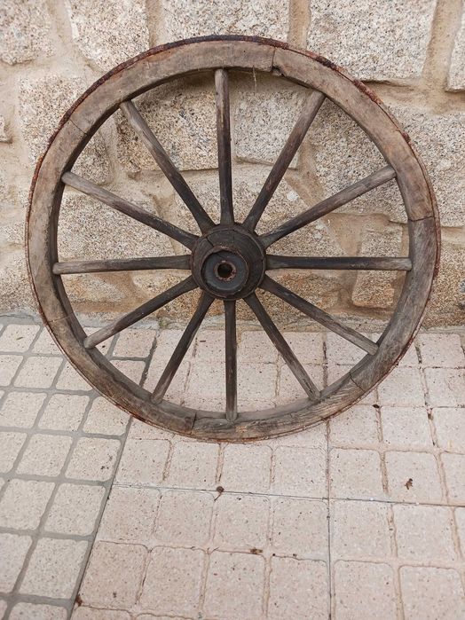Roda de carroça antiga