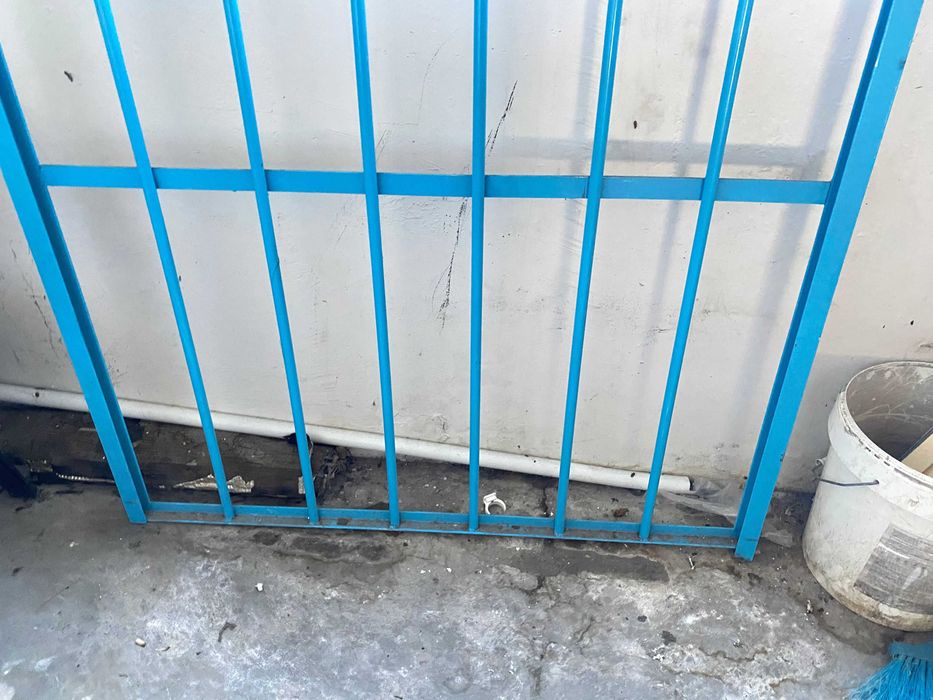 Portão de ferro com dobradiças