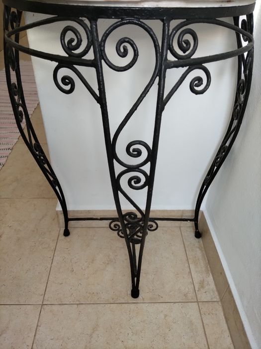 Mesa antiga em ferro