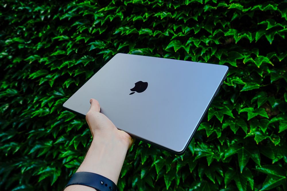 Macbook Pro 14” 2021 M1 Pro 16GB/512GB + torba