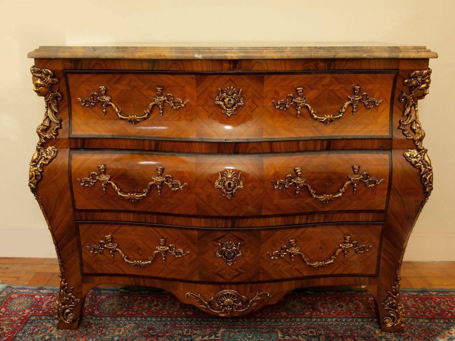 Mobiliário antigo para recolha, recheios e outros.